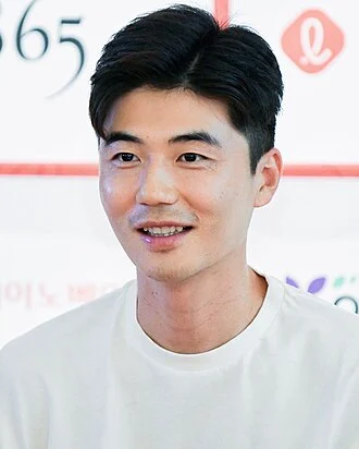 Ki Sung-yueng height profile photo