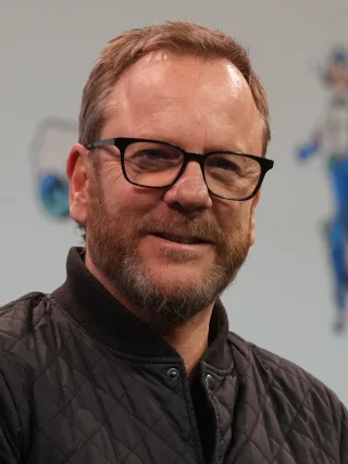 Kiefer Sutherland height profile photo