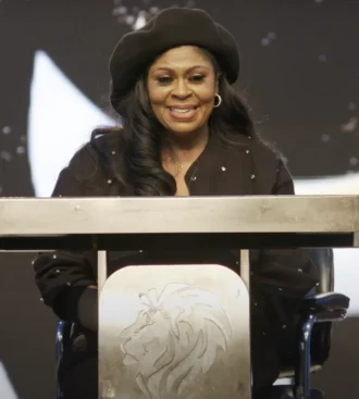 Kim Burrell height profile photo