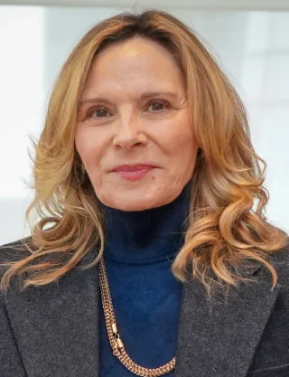 Kim Cattrall height profile photo