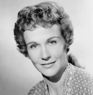 Kim Hunter height profile photo