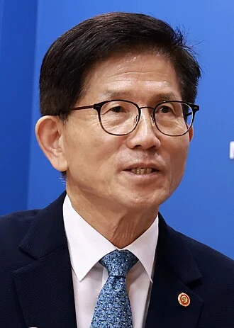 Kim Moon-soo height profile photo
