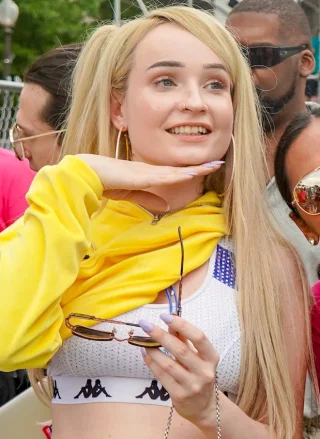 Kim Petras height profile photo