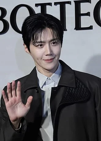 Kim Seon-ho height profile photo