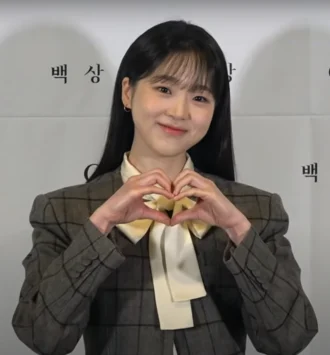 Kim Si-eun (actress, born 1999) height profile photo