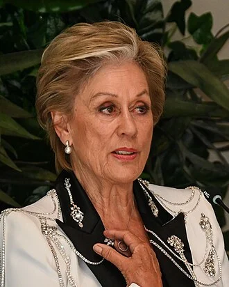 Kiri Te Kanawa height profile photo