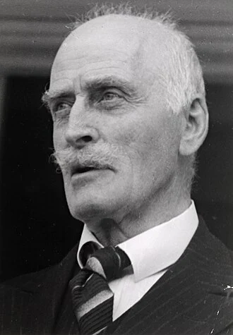 Knut Hamsun height profile photo