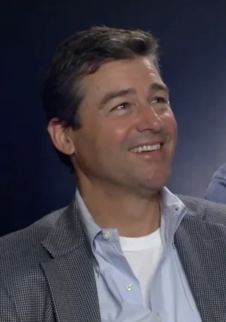 Kyle Chandler height profile photo