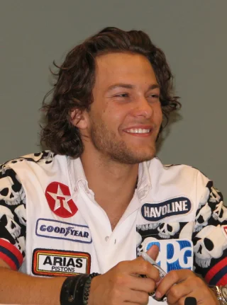 Kyle Schmid height profile photo