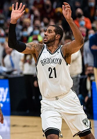 LaMarcus Aldridge height profile photo