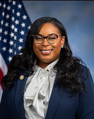 LaMonica McIver height profile photo
