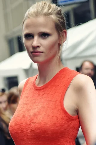 Lara Stone height profile photo