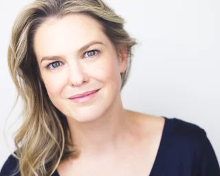 Larisa Oleynik height profile photo