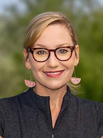Larissa Waters height profile photo