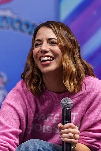 Laura Bailey height profile photo