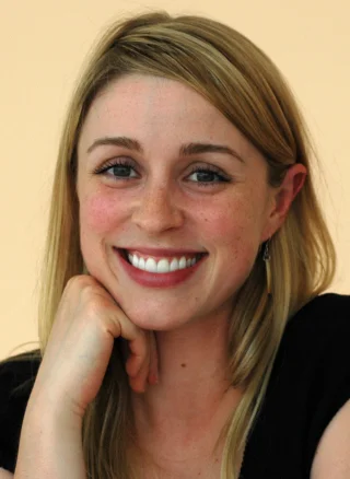 Laura Bertram height profile photo