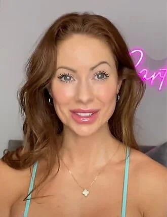 Laura Carter (actress) height profile photo