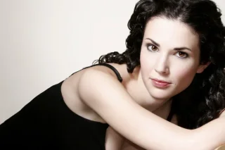 Laura Mennell height profile photo