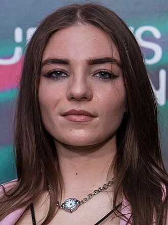 Laura Thorn height profile photo
