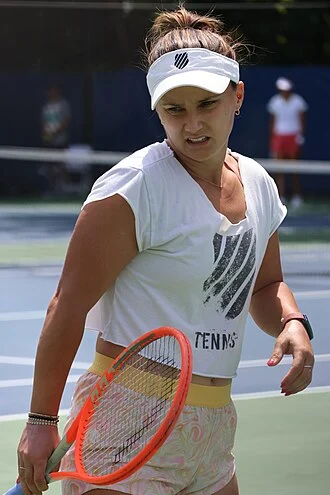 Lauren Davis height profile photo