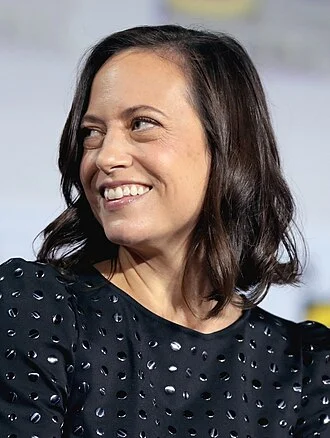 Lauren Schmidt Hissrich height profile photo