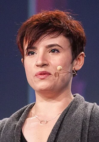 Laurie Penny height profile photo