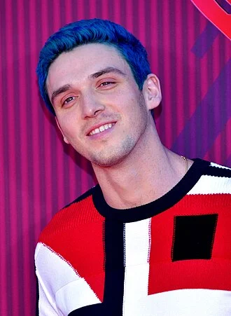 Lauv height profile photo