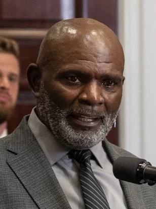 Lawrence Taylor height profile photo