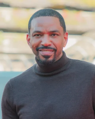 Laz Alonso height profile photo