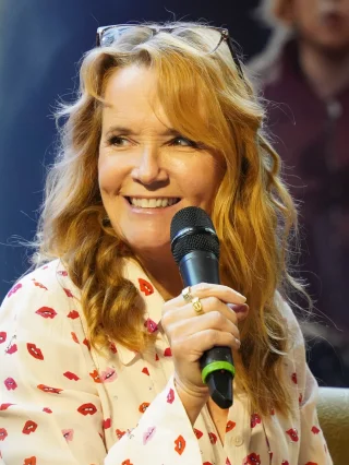 Lea Thompson height profile photo