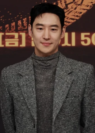 Lee Je-hoon height profile photo
