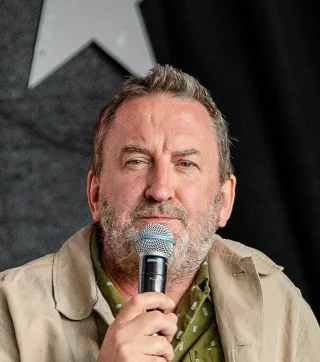 Lee Mack height profile photo