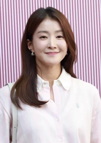 Lee Si-young height profile photo