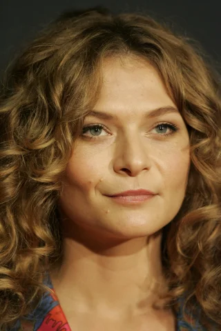 Leeanna Walsman height profile photo