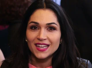 Lela Loren height profile photo