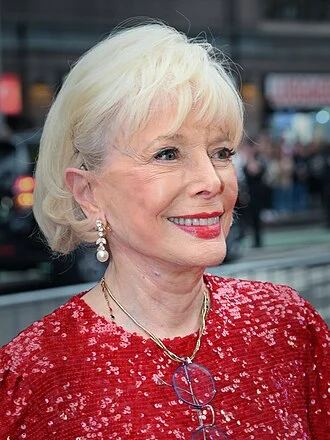 Lesley Stahl height profile photo