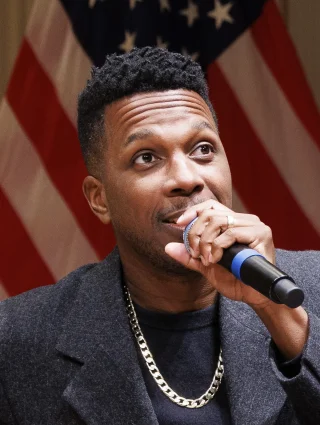 Leslie Odom Jr. height profile photo