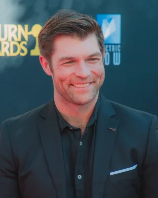 Liam McIntyre height profile photo