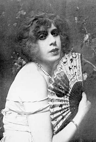 Lili Elbe height profile photo