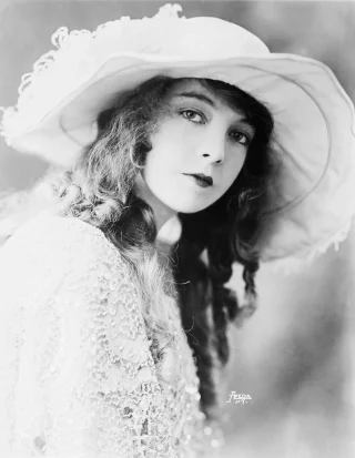 Lillian Gish height profile photo