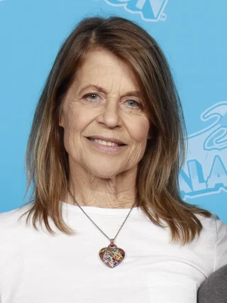 Linda Hamilton height profile photo