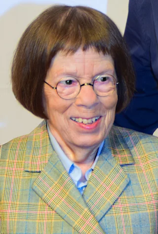 Linda Hunt height profile photo