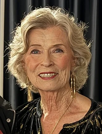 Linda Lee Cadwell height profile photo