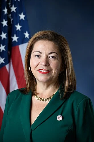 Linda Sánchez height profile photo