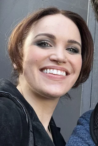 Lindsay Pearce height profile photo