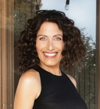 Lisa Edelstein height profile photo