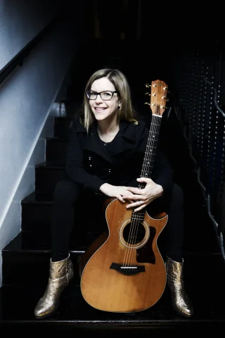 Lisa Loeb height profile photo