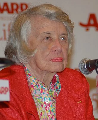 Liz Smith (journalist) height profile photo