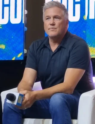 Lochlyn Munro height profile photo