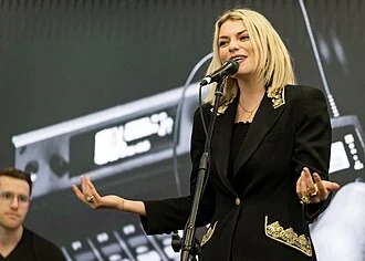 Lola Lennox height profile photo